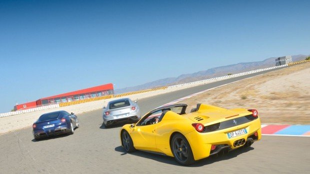 Caravana de coches Ferrari por la provincia de Almería