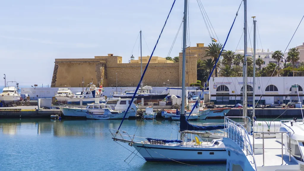 Un día completo en el Puerto de Roquetas de Mar: mar, sabor y adrenalina.Un día completo en el Puerto de Roquetas de Mar: mar, sabor y adrenalina.Un día completo en el Puerto de Roquetas de Mar: mar, sabor y adrenalina.